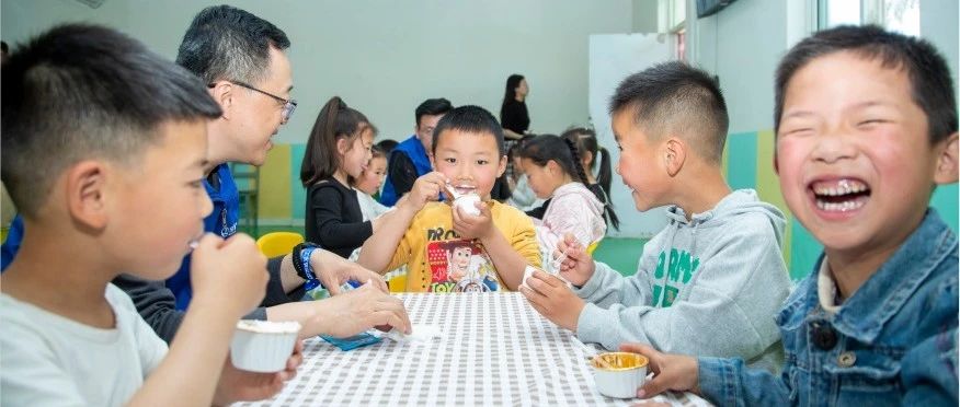 给老人送上黄手环！给孩子送去营养餐！看，万达蓝丝带