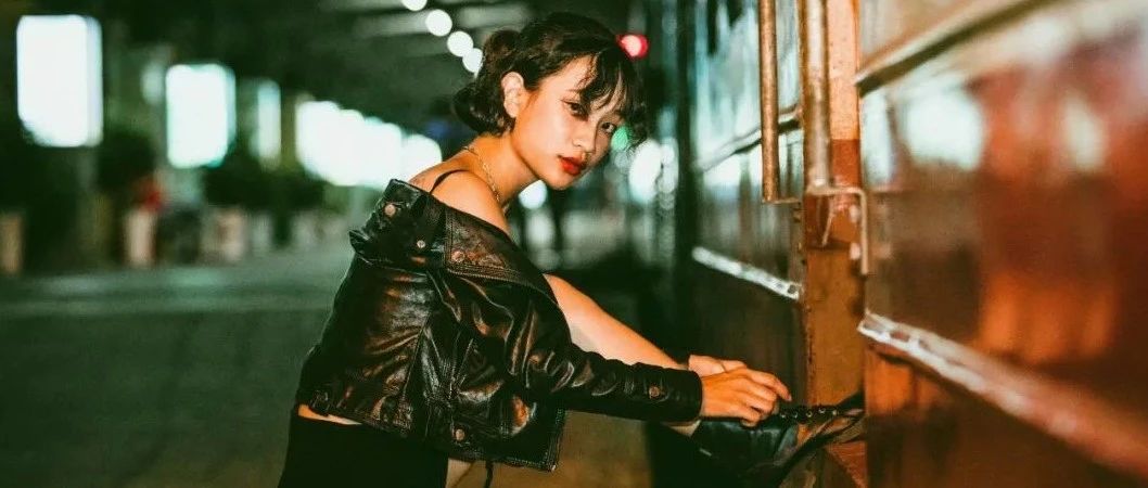 55岁公公喜欢盯着我看，结惛后在凌晨拉我到他屋中，我忽的开心起来：真的是给我吗，我可以吗？