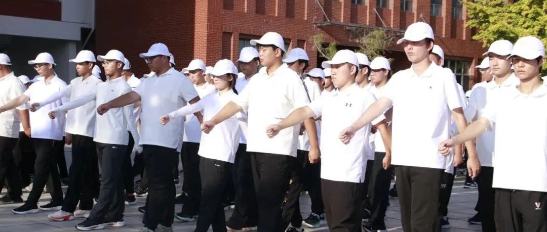 燕理“拍了拍”正在军训的你