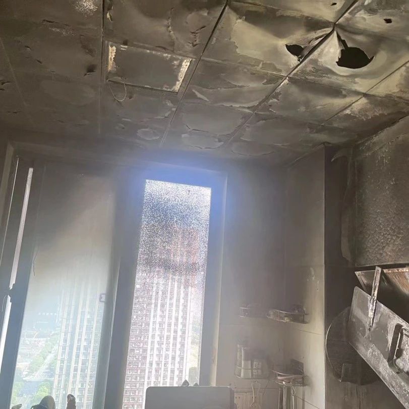 独居老人家中突发火情！德信服务保安毫不犹豫冲入火场，2分钟灭火救人！