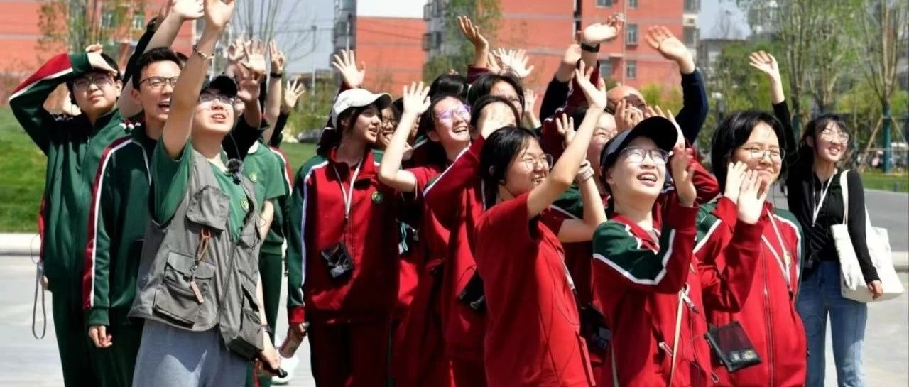 答市民问：中杉学校门口出现的巨型“气球”是什么？