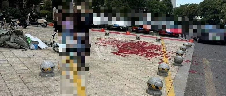 “这是我见过最垃圾的城市小区！”嘉兴某业主群吵起来了：新人结婚，大清早就放鞭炮合适吗？评论区热议：说话太恶毒了！但令人意外的是…