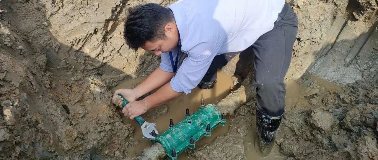 十万火急！深埋地下的消防主管道突然断裂！物业小哥11分钟神速处理