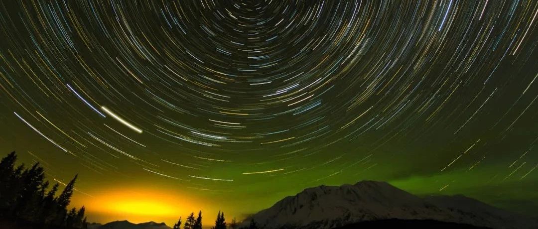 “如果你想看到世界的另一个样子，不妨去阿拉斯加看一场极光”。