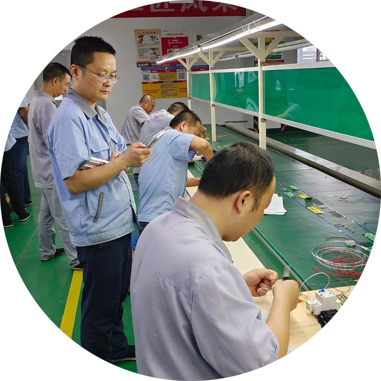 长虹器件部品党群联手以赛促练砺精兵