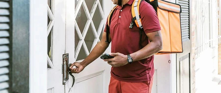 55岁外卖｢单王｣车上猝死，新加坡刚交的作业值得借鉴