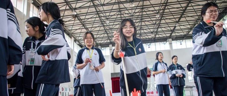 梦想启航，高考不孤单！春蕾女孩，我们在万达广场为你加油！