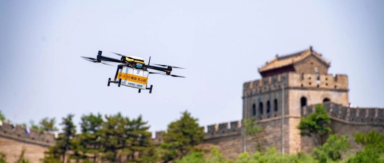 暑期去八达岭长城的游客注意抬头看！