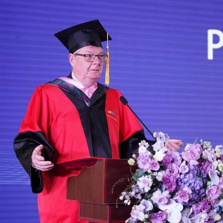 剑桥校长面对面 | 剑桥大学前副校长大卫·卡德韦尔教授出席昆明传媒学院2025届毕业生毕业典礼