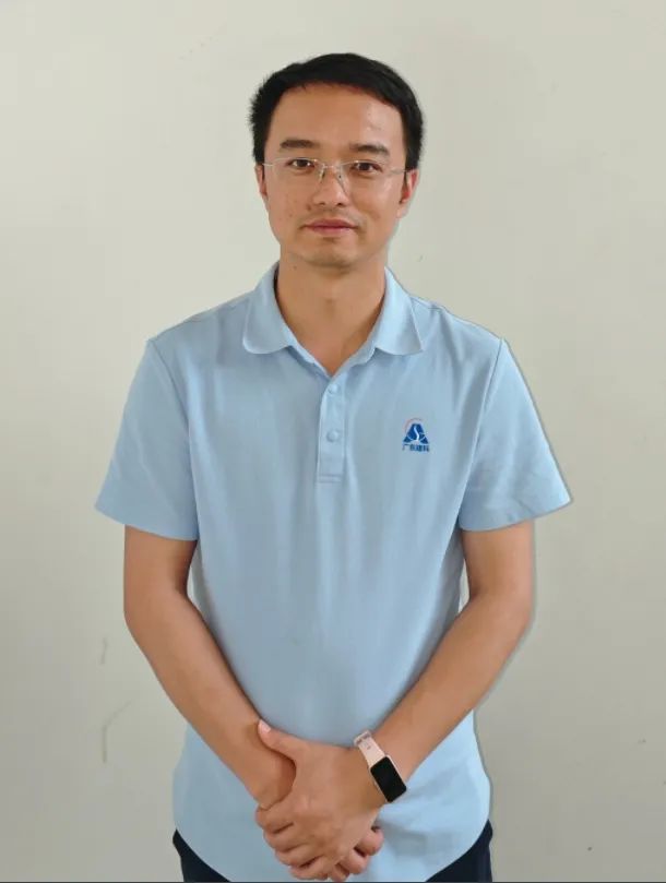 穿工作服照片.png