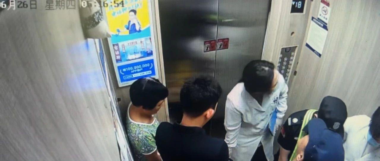 知己面孔｜几秒钟的电梯里，他们抬头看了很多次