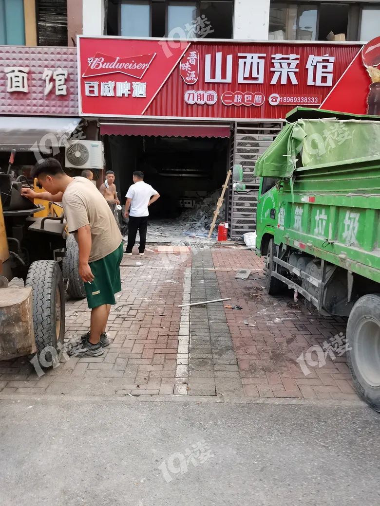 实体餐饮难做，不到一百米十几家店，二家已撤装修中，一家待转让