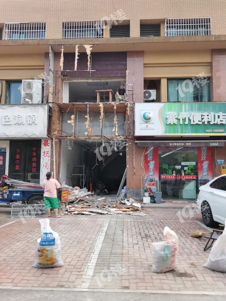 实体餐饮难做，不到一百米十几家店，二家已撤装修中，一家待转让