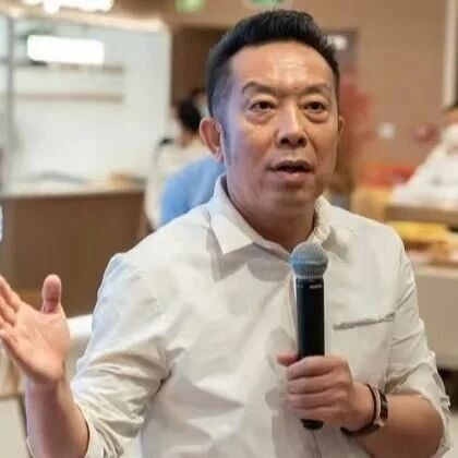 贾国龙多个社交账号被清空,此前西贝多篇“温情公关文”被嘲