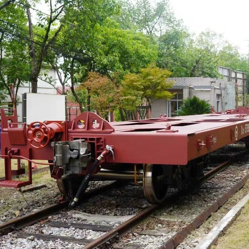 中船集团重庆装备所属长征重工提前交付350辆X70型集装箱专用平车