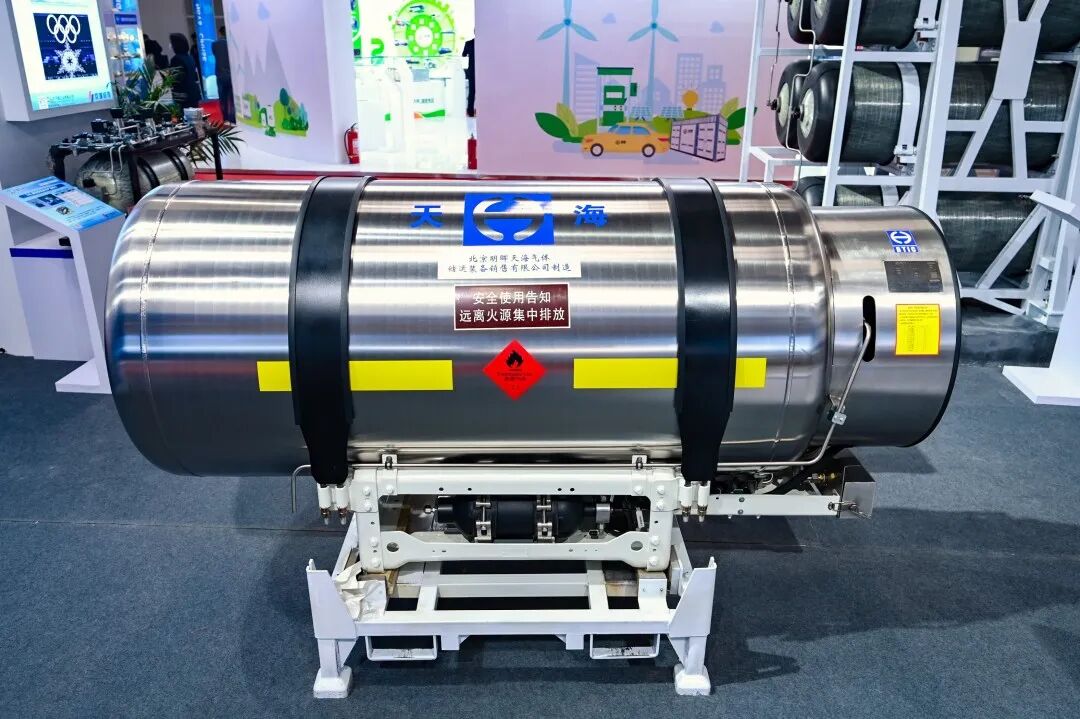 03 1000升以上大容积车用液化天然气(LNG)气瓶.jpg 03 1000升以上大容积车用液化天然气(LNG)气瓶.jpg