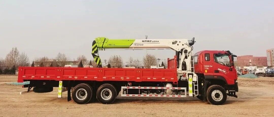 福田雷萨12吨5节臂随车吊：精准吊装无压力，工程作业实力派