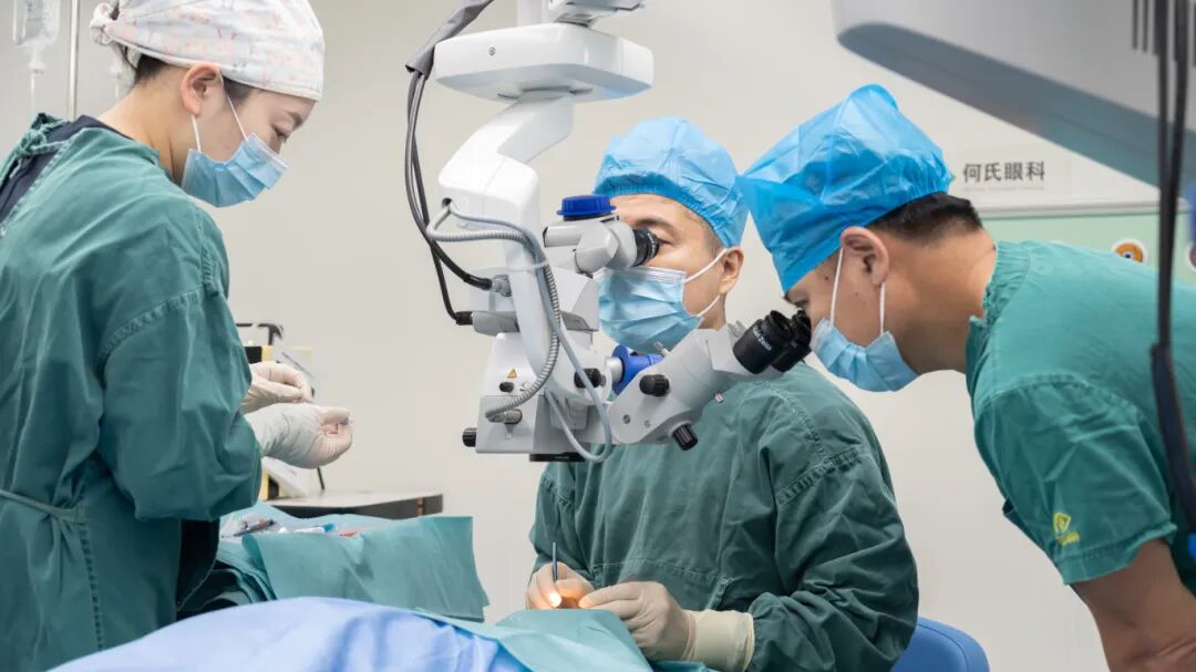 1李院长进行ICL手术学员观摩.jpg