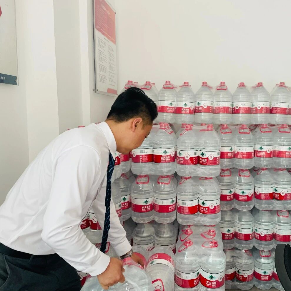 小区突然停水，这家物业自费买来1000多桶矿泉水！免费送上门