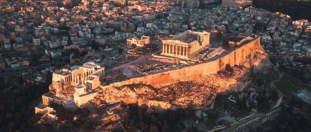 有直飞！坐拥神殿与海岸，去古老国度乘森林火车，看“天空之城”般的修道院！